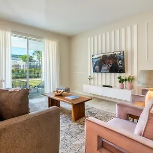 דירה Urban Elegance - Modern Retreat *