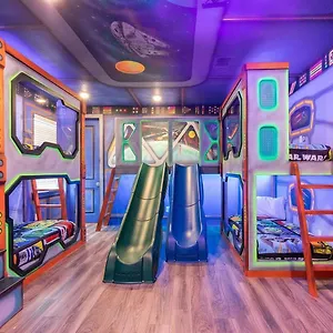 W451j - Glamorous Getaway With Themed Bedrooms At Reunion