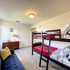 Lovely 3 Bed Near Quiet Community Apartment *