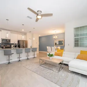 5013mo Townhouse 4 Bedrooms & 3 Bathrooms + Pool