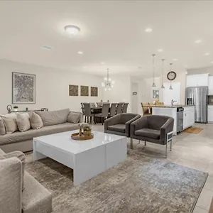 8 Bedrooms- 6 Bathrooms- Westside 8909 Bc 別荘
