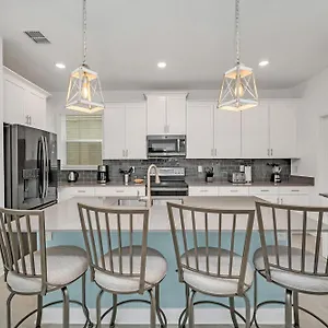 Amazing Brand New 5bd, Home/games Room/pool Holiday home Kissimmee