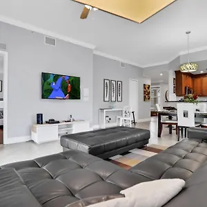 Reunion Retreat: Spacious Near Parks アパート *