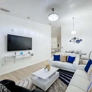 The Galactic Getaway, Cozy 3bed, 2bath, Centrally Located, Near Theme Parks Kissimmee