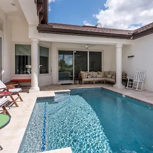 Сasa de vacaciones Elegant 3 Bdrm Retreat With Salt-water Pool At Reunion *
