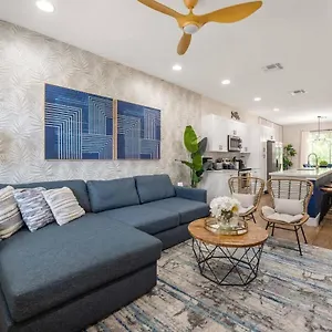 New Listing - Modern Decoration 4 Bedroom Townhouse 度假居 *