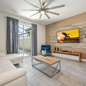 Stylish 4br Townhome W/ Pool Near *