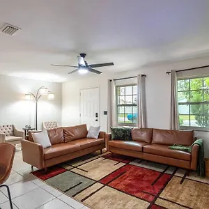 Modern 3br Farmhouse Near Attractions Parks & More